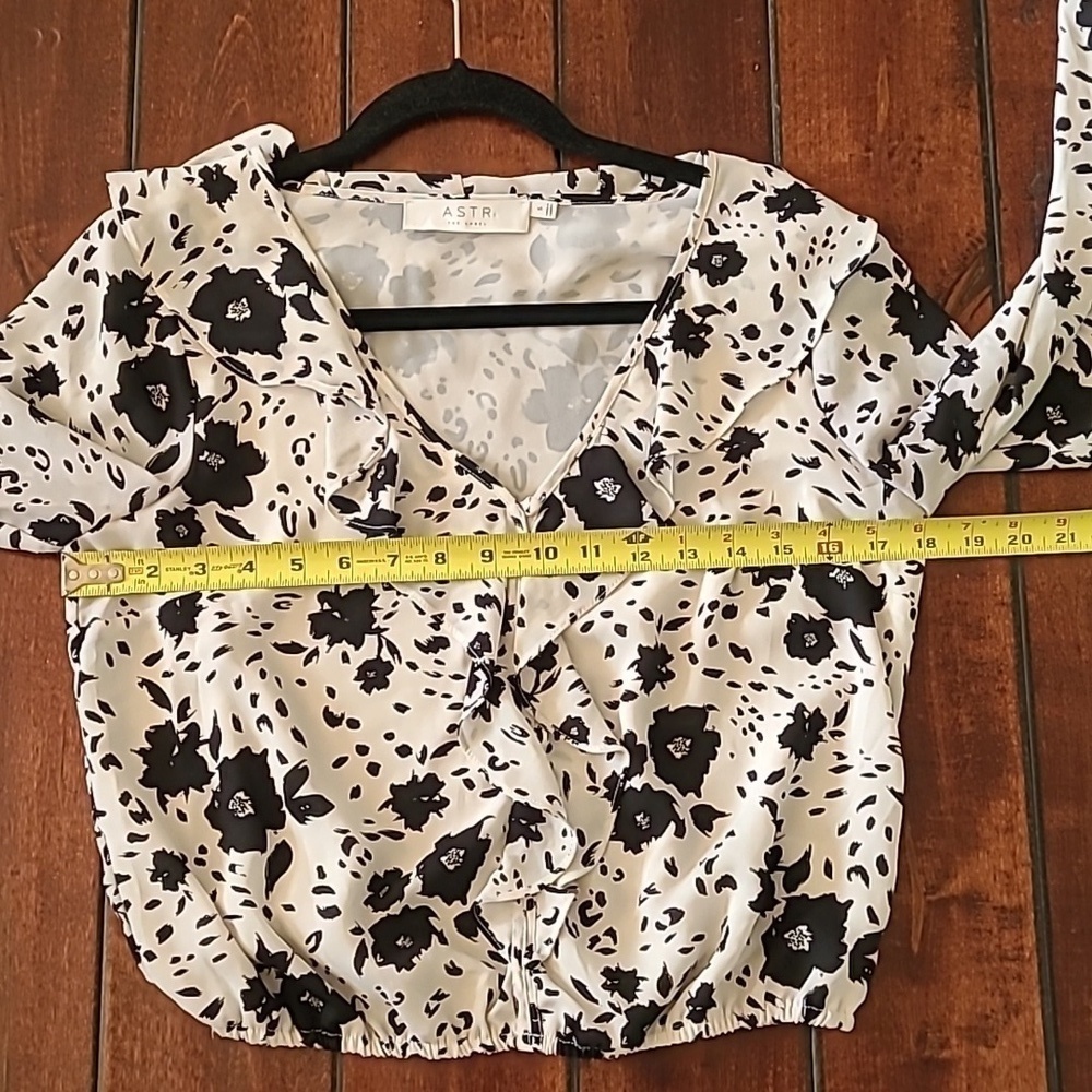 ASTR The Label Black/White Floral Print Ruffle Detail Longsleeve Blouse Size S - Picture 4 of 8
